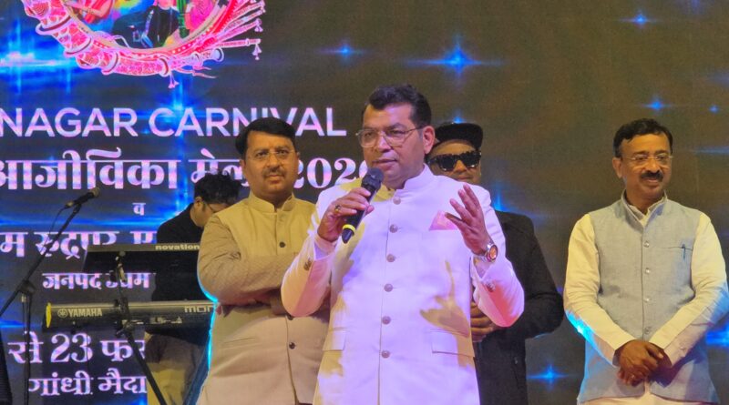 उधम सिंह नगर कार्निवाल सरस आजीविका मेला के नौवे दिन उत्तराखंड के बॉलीवुड स्टार गायक पवनदीप राजन ने मचाया धमाला