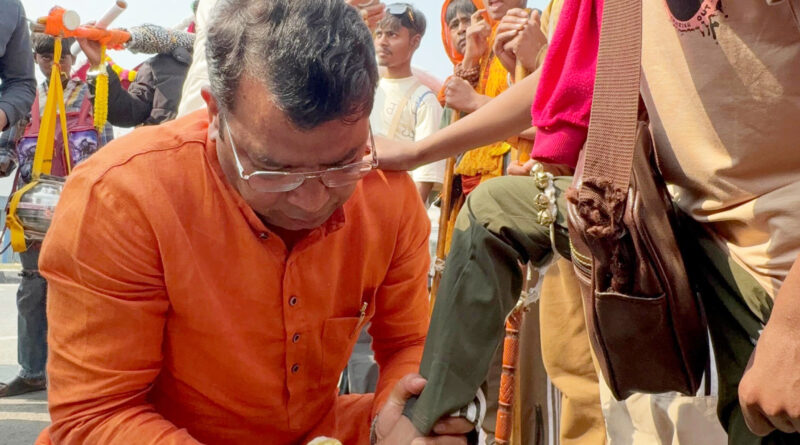 विधायक शिव अरोरा ने हरिद्वार से पवित्र जल लेकर आये कावरियो के चरण धोकर किया स्वागत।विधायक बोले कावरियो की सेवा करना मेरा लिये विशेष सौभग्य की बात