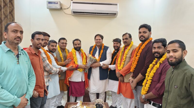 हिंदुओं की आस्था पर चोट बर्दाश्त नहींः विकास शर्मा।महापौर ने अटरिया मंदिर के सचिव अरविंद शर्मा को किया सम्मानित