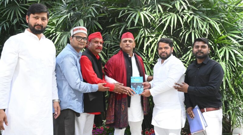 सपा सुप्रीमो अखिलेश से मिले अरविंद, विधानसभा से जुड़े मुद्दों पर की चर्चा।