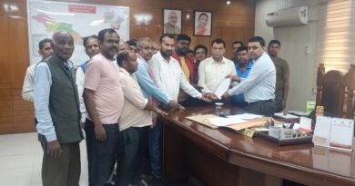 दशकों से बसे महतोष दुकानदारों के हटाये जाने के दर्द को समझते हुऐ विधायक शिव अरोरा ने जिला अधिकारी से की मुलाक़ात*  जिला अधिकारी ने एडीएम की अध्यक्षता मे कमेटी गठन के दिये निर्देश