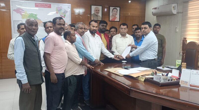 दशकों से बसे महतोष दुकानदारों के हटाये जाने के दर्द को समझते हुऐ विधायक शिव अरोरा ने जिला अधिकारी से की मुलाक़ात*  जिला अधिकारी ने एडीएम की अध्यक्षता मे कमेटी गठन के दिये निर्देश