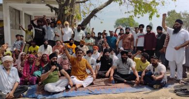 शिलान्यास होने के बाद भी नहीं हुआ सड़क का निर्माण,ग्रामीणों ने किया प्रदर्शन। बोले अब चलने लायक नहीं बची है महतोष से नवाबगंज तक की सड़क। पूर्व विधायक ठुकराल पहुंचे मौके पर, आंदोलन की चेतावनी