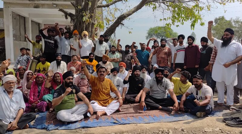 शिलान्यास होने के बाद भी नहीं हुआ सड़क का निर्माण,ग्रामीणों ने किया प्रदर्शन। बोले अब चलने लायक नहीं बची है महतोष से नवाबगंज तक की सड़क। पूर्व विधायक ठुकराल पहुंचे मौके पर, आंदोलन की चेतावनी