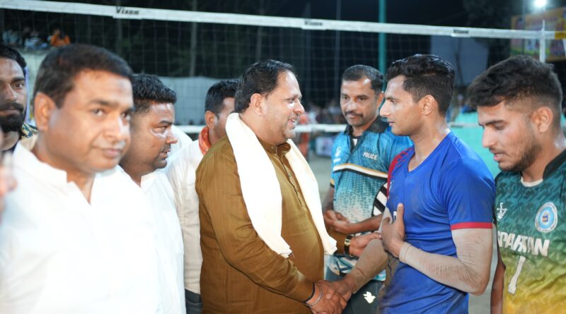 युवाओं को मानसिक और शारीरिक रूप से मजबूत बनाते है खेलः विकास शर्मा।वॉलीबॉल प्रतियोगिता के समापन पर महापौर ने खिलाड़ियों को किया सम्मानित