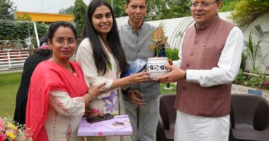 यूपीएससी में चयनित की प्रतिष्ठित शांभवी,सौम्या, प्रिया से मिले मुख्यमंत्री। बोले रैंक हासिल कर बेटियों ने बढ़ाया प्रदेश का मान।पुस्तक,उपहार व शॉल भेंट कर किया सम्मानित।