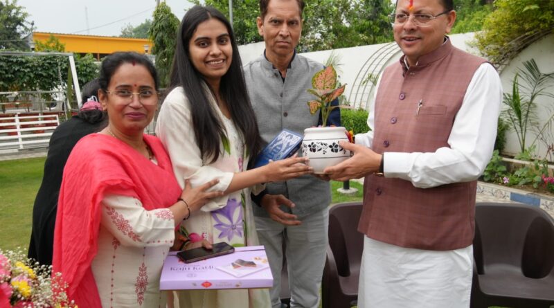 यूपीएससी में चयनित की प्रतिष्ठित शांभवी,सौम्या, प्रिया से मिले मुख्यमंत्री। बोले रैंक हासिल कर बेटियों ने बढ़ाया प्रदेश का मान।पुस्तक,उपहार व शॉल भेंट कर किया सम्मानित।