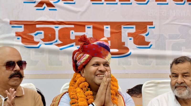 मेट्रोपोलिस सिटी के भव्य द्वार और बूम बैरियरों का महापौर ने किया उद्घाटन।महापौर को लड्डुओं से तोलकर किया गया सम्मानित