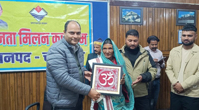 “उम्र बनी नहीं बाधा— 80 वर्षीय भागीरथी देवी ने पुनर्जीवित किया उजड़ा वन क्षेत्र; उजड़े मानर जंगल को किया पुनर्जीवित”  “अटूट संकल्प और श्रम से बदली जंगल की तस्वीर, 80 वर्षीय भागीरथी देवी को जिलाधिकारी ने किया सम्मानित”