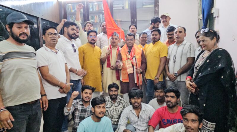 सख्त जनसंख्या नियंत्रण क़ानून की मांग को गैरसैण विधानसभा मे उठाने पर विश्व हिन्दू परिषद,बजरंग दल ने विधायक शिव अरोरा का रामदरबार व तलवार भेट कर किया जोरदार स्वागत