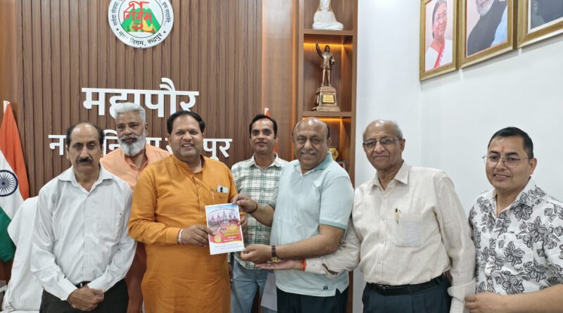 महामना मालवीय चौक निर्माण की मांग को लेकर महापौर विकास शर्मा को सौंपा ज्ञापन