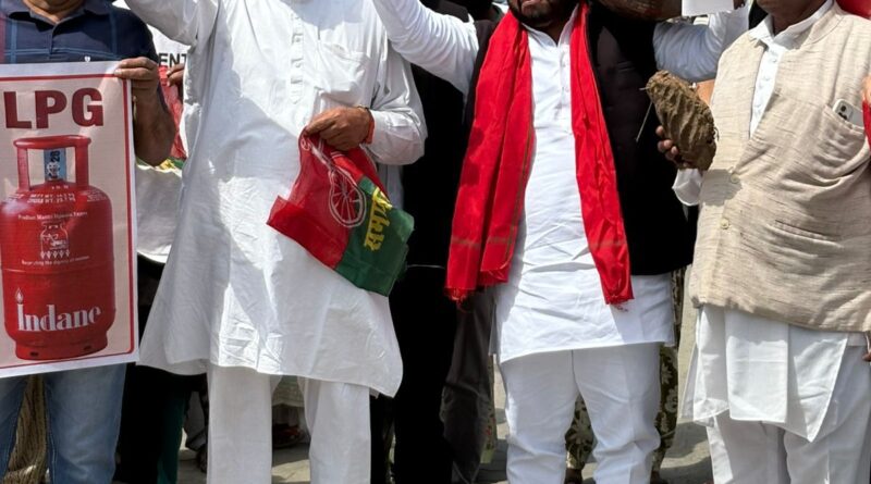 जनता भूखी,सरकार मस्त-गैस किल्लत से जनजीवन त्रस्त। गदरपुर में समाजवादी पार्टी का हुंकार प्रदर्शन