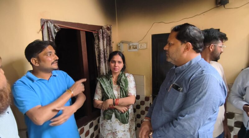 अग्निकाण्ड पीड़ित परिवार को मेयर ने दिया मदद का भरोसा।नगर निगम कराएगा क्षतिग्रस्त मकान की मरम्मत