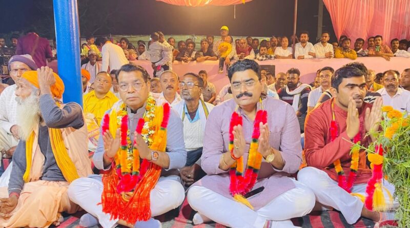 मुकरन्दपुर अखण्ड नाम सकीर्तन मे शामिल हुए विधायक शिव अरोरा ने हरि नाम का श्रवण कर समस्त क्षेत्रवासियो के सुख समृद्धि की कामना