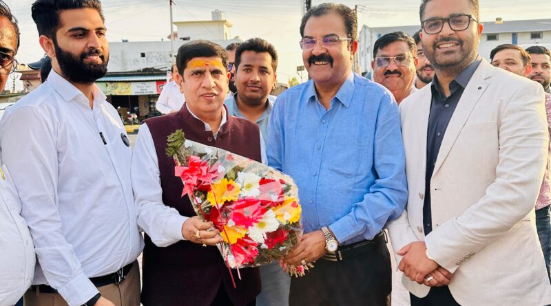 धामी सरकार के मंत्रीमंडल में शामिल हुए कैबिनेट मंत्री प्रदीप बत्रा का समाजसेवी मुंजाल परिवार ने किया जोरदार स्वागत।