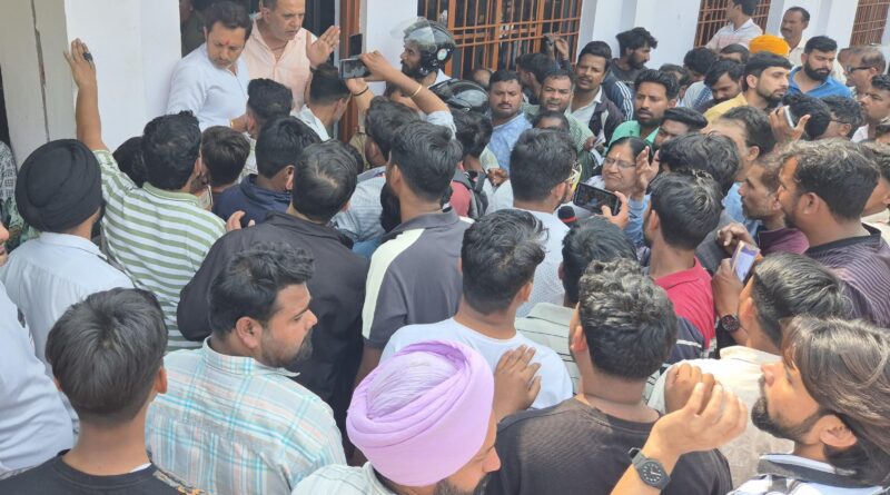 इंडेन गैस ऐजेंसी पहुंचे एडीएम उपाध्याय, सुशील गाबा और तनेजा, अवैध डिलीवरी प्रकरण में एफआईआर के निर्देश, होम डिलीवरी से मिलेंगें सिलेंडर