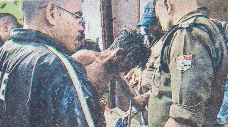 परिजनों से विवाद के युवक छत पर चढ़कर दे दी छलांग लगाने की चेतावनी,मचा हड़कंप।  पुलिस ने मौके पर पहुंचकर युवक को नीचे उतारा।