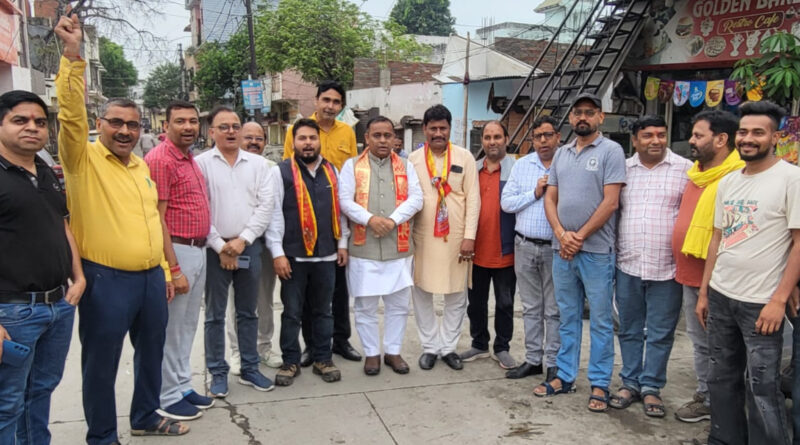 धामी कैबिनेट में मदन कौशिक को जगह मिलने पर ब्राह्मण समाज में खुशी की लहर, जगह-जगह हुआ मिष्ठान वितरण।