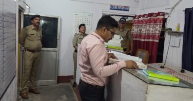 आधी रात को एसएसपी अजय गणपति का कोतवाली नानकमत्ता में औचक निरीक्षण।संदिग्ध व्यक्तियों/वाहनों की सघन चेकिंग व संवेदनशील स्थानों पर विशेष निगरानी के निर्देश।