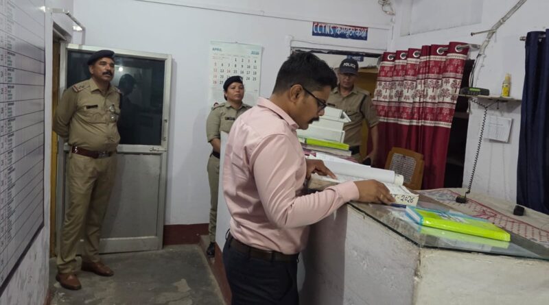 आधी रात को एसएसपी अजय गणपति का कोतवाली नानकमत्ता में औचक निरीक्षण।संदिग्ध व्यक्तियों/वाहनों की सघन चेकिंग व संवेदनशील स्थानों पर विशेष निगरानी के निर्देश।