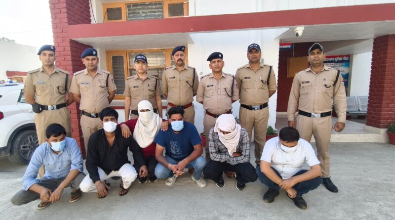 ऊधमसिंहनगर में “ऑपरेशन प्रहार” के तहत अब तक की सबसे बड़ी संयुक्त कार्यवाही।  स्पा सेंटरों में चल रहे अनैतिक देह व्यापार का भंडाफोड़, 10 युवक गिरफ्तार, 19 महिलाओं का रेस्क्यू, 05 अभियोग पंजीकृत। रुद्रपुर, पंतनगर व ट्रांजिट कैंप क्षेत्रों में सक्रिय गिरोहों का खुलासा।