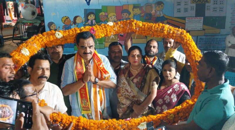 संजय नगर में कांग्रेस कार्यकर्ताओं ने किया पूर्व विधायक ठुकराल का बड़ी माला पहनाकर स्वागत