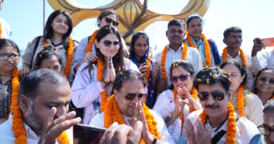 आदि कैलाश यात्रियों के जत्थे का रुद्रपुर में भव्य स्वागत।महापौर की अगुवाई में पुष्प वर्षा के साथ हुआ अभिनंदन