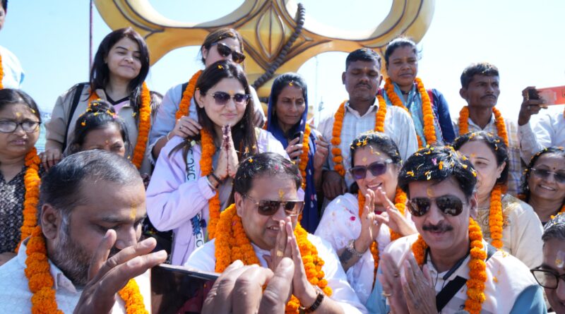 आदि कैलाश यात्रियों के जत्थे का रुद्रपुर में भव्य स्वागत।महापौर की अगुवाई में पुष्प वर्षा के साथ हुआ अभिनंदन