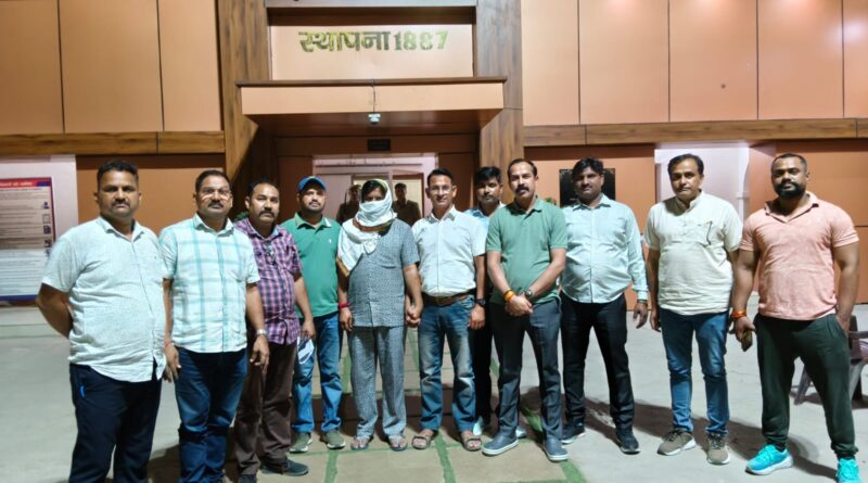 ₹50,000 का इनामी देवेन्द्र प्रकाश तिवारी गिरफ्तार   उत्तराखंड एस टी एफ सीबीसीआईडी सेक्टर देहरादून व उ0प्र0 एसटीएफ के संयुक्त ऑपरेशन में आगरा उ0प्र0 क्षेत्र से गिरफ्तारी