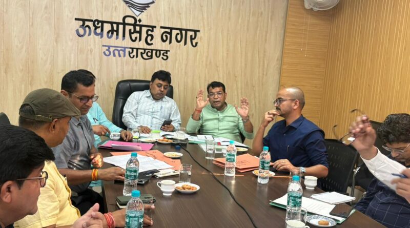 कलेक्ट्रेट सभागार में हुई मुख्यमंत्री घोषणा की समीक्षा बैठक।विधायक शिव अरोरा ने त्रिशूल चौक-अटरिया मोड़ तक चौड़ीकरण कार्य की धीमी गति पर जताई सख्त नाराजगी।समय अवधि मे कार्य पुरा करने के दिये निर्देश।काशीपुर बाईपास पर अगले एक सप्ताह मे जल संस्थान शुरू करेगा पानी की पाइपलाइन शिफ्टिंग का कार्य।मोदी मैदान में खेल स्टेडियम का कार्य जल्द होगा प्रारंभ