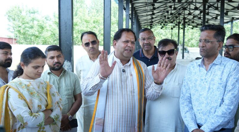 रुद्रपुर की सड़कों को आवारा पशुओं से मुक्त करने के लिए नगर निगम ने शुरू किया अभियान – नवनिर्मित गौशाला में महापौर ने लिया व्यवस्थाओ का जायजा  ​रुद्रपुर। शहर की सड़कों पर मौत बनकर दौड़ रहे आवारा गोवंश पर लगाम कसने के लिए नगर निगम ने एक बड़ा सुरक्षात्मक कदम उठाया है। पिछले लंबे समय से शहर के प्रमुख मार्गों और चौराहों पर आवारा पशुओं की बढ़ती संख्या न केवल यातायात में बाधा बन रही थी, बल्कि आए दिन गंभीर हादसों का सबब भी बन रही थी। इन परिस्थितियों को देखते हुए महापौर विकास शर्मा ने नगर निगम की टीम को विशेष अभियान चलाकर गोवंश को सड़कों से हटाने के निर्देश दिए, जिसके बाद शुक्रवार को शहर के विभिन्न हिस्सों में व्यापक रेस्क्यू ऑपरेशन चलाया गया।  ​इस पूरे अभियान की गंभीरता का अंदाजा इसी बात से लगाया जा सकता है कि महापौर विकास शर्मा ने स्वयं नगर आयुक्त शिप्रा जोशी पांडे और नगर निगम की पूरी टीम के साथ नवनिर्मित गौशाला का स्थलीय निरीक्षण किया। छह एकड़ के विशाल भूखंड पर तैयार की गई इस आधुनिक गौशाला में पशुओं के रखरखाव और संरक्षण के लिए की गई व्यवस्थाओं को महापौर ने बारीकी से परखा। निरीक्षण के दौरान उन्होंने पाया कि गौशाला अब गोवंश को आश्रय देने के लिए पूरी तरह तैयार है। हालांकि इसका औपचारिक उद्घाटन आगामी दिनों में विधि-विधान और हवन-पूजन के साथ किया जाना प्रस्तावित है, किंतु जनहित और पशु सुरक्षा को प्राथमिकता देते हुए इसे अभी से क्रियाशील कर दिया गया है।  ​दरअसल, नगर निगम प्रशासन की यह त्वरित कार्रवाई दो दिन पूर्व काशीपुर रोड पर हुई एक दर्दनाक घटना का परिणाम है, जहां एक आवारा पशु से टकराने के कारण एक युवक को अपनी जान गंवानी पड़ी थी। इस हादसे ने प्रशासन को झकझोर कर रख दिया, जिसके बाद महापौर ने निर्माणाधीन गौशाला को तत्काल प्रभाव से पशुओं के लिए खोलने का निर्णय लिया। शुक्रवार को चलाए गए अभियान के दौरान नगर निगम की टीम ने शहर के अलग-अलग कोनों से गोवंश को रेस्क्यू किया और सुरक्षित रूप से गौशाला पहुंचाया।  ​व्यवस्थाओं को और अधिक मानवीय बनाने के लिए गौशाला परिसर में बीमार और चोटिल पशुओं के उपचार हेतु पृथक वार्ड की व्यवस्था भी सुनिश्चित की गई है। महापौर विकास शर्मा ने इस दौरान स्पष्ट किया कि इस वृहद परियोजना को सफल बनाने के लिए सामाजिक और धार्मिक संस्थाओं का सहयोग लिया जा रहा है। उनके आह्वान पर शहर के कई प्रमुख समाजसेवियों ने गौशाला के सुचारू संचालन और पशुओं की सेवा के लिए आर्थिक सहायता प्रदान करने की घोषणा की। महापौर ने जन-सहयोग की इस भावना की सराहना करते हुए कहा कि सामूहिक प्रयासों से ही रुद्रपुर को आवारा पशुओं की समस्या से स्थायी मुक्ति दिलाई जा सकती है। इस निरीक्षण और अभियान के दौरान वेद ठुकराल, चिराग कालरा सहित नगर निगम के तमाम अधिकारी और स्थानीय नागरिक उपस्थित रहे।