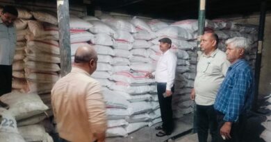 यूरिया की कालाबाजारी रोकने को एसडीएम ने सिडकुल की प्लाई वुड फैक्टरियो का औचक निरीक्षण।