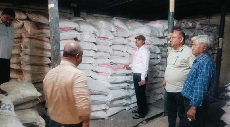यूरिया की कालाबाजारी रोकने को एसडीएम ने सिडकुल की प्लाई वुड फैक्टरियो का औचक निरीक्षण।