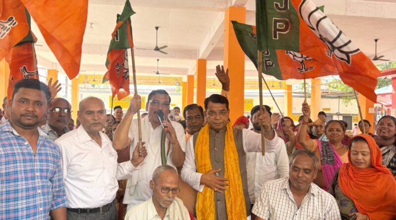 पश्चिम बंगाल में मुख्यमंत्री शुभेंदु अधिकारी के नेतृत्व वाली भाजपा की सरकार बनने पर मुखर्जी नगर में विधायक शिव अरोड़ा ने कार्यकर्ताओं संग झालमुड़ी बाटकर खुशी का इजहार किया