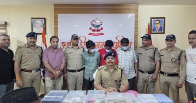 यूपी के गैंगस्टर के साथ मिलकर सितारगंज और खटीमा के लड़कों ने किच्छा में कि थी लाखों की चोरी।पुलिस 500 से ज्यादा कैमरे खंगालने के बाद तीन आरोपियों को दबोचा।भारी मात्रा में सोने-चांदी के आभूषण, नगदी एवं घटना में प्रयुक्त सामान बरामद