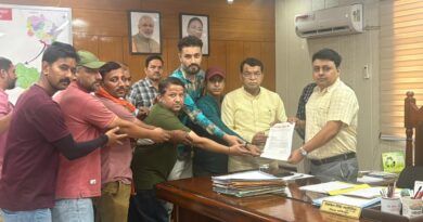 भारतीय मजदूर संघ के कम्पनी गेट के बाहर लगे यूनियन के झंडे को सिडकुल प्रशासन द्वारा हटाने के विषय पर विधायक शिव अरोरा के नेतृत्व मे जिला अधिकारी को सौपा ज्ञापन। विधायक बोले श्रमिकों के मन सम्मान से खिलाफ बर्दाश्त नहीं होगा।जिला अधिकारी ने एडीएम के नेतृत्व मे कमेटी गठन के दिये निर्देश, जल्द होगा समधान*