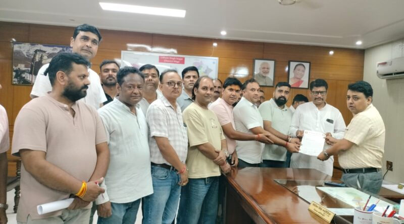 ब्राह्मण महासभा ने मेयर विकास शर्मा के लिए मांगी अतिरिक्त सुरक्षा।जिलाधिकारी को सौंपा ज्ञापन,भू-माफियाओं से जान का खतरा बताते हुए राज्यपाल के नाम भेजा पत्र