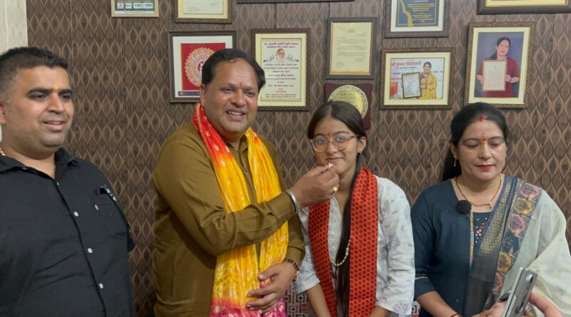 प्रदेश में दूसरा स्थान पाने वाली प्राची को महापौर ने किया सम्मानित  बिना ट्यूशन 98.6 प्रतिशत अंक हासिल कर रूद्रपुर का नाम रोशन करने पर दी बधाई