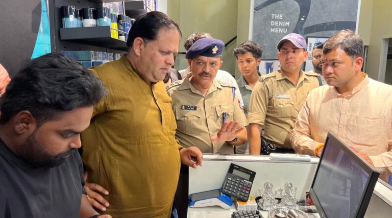 चार शोरूमों में चोरी के बाद महापौर ने किया घटनास्थल का निरीक्षण।जल्द खुलासे के लिए एसएसपी से की वार्ता
