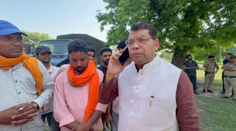कार से हुई टुक टुक की भीड़त में टुक-टुक चालक की मौत! विधायक शिव अरोरा पहुँचे पोस्टमार्टम हाउस,अधिकारियों को पंचनामा भर पोस्टमार्टम जल्द से जल्द करने के दिये निर्देश, साथ हीं मृतक के परिजनों को मुख्यमंत्री राहत कोष से आर्थिक सहायता दिलाने का दिया भरोसा