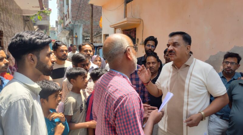 ट्रांजिट कैंप में स्मार्ट मीटर लगाने पहुंची टीम ठुकराल के विरोध के बाद लौटी बैरंग।
