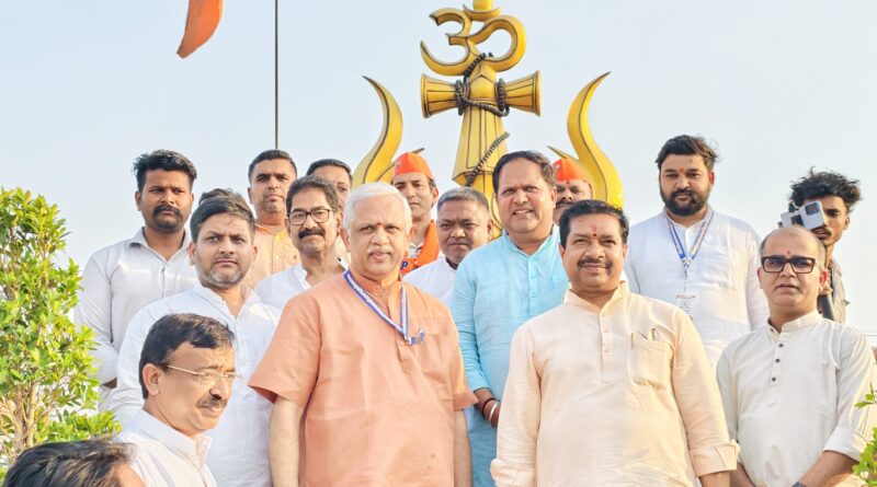 राष्ट्रीय महामंत्री ( संगठन ) ने त्रिशूल चौक की भव्यता को सराहा।रुद्रपुर के कायाकल्प के लिए महापौर विकास शर्मा की पीठ थपथपाई