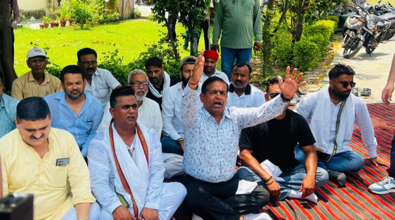 भीषण गर्मी में विधुत कटौती से तमतमाय कांग्रेसी।डीजीएम कार्यालय पर प्रदर्शन, जोरदार नारेबाजी 