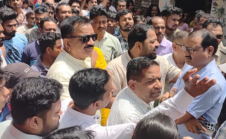 रुद्रपुर में स्मार्ट मीटर लगाने पहुंची टीम का भारी विरोध, काम रोकना पड़ा