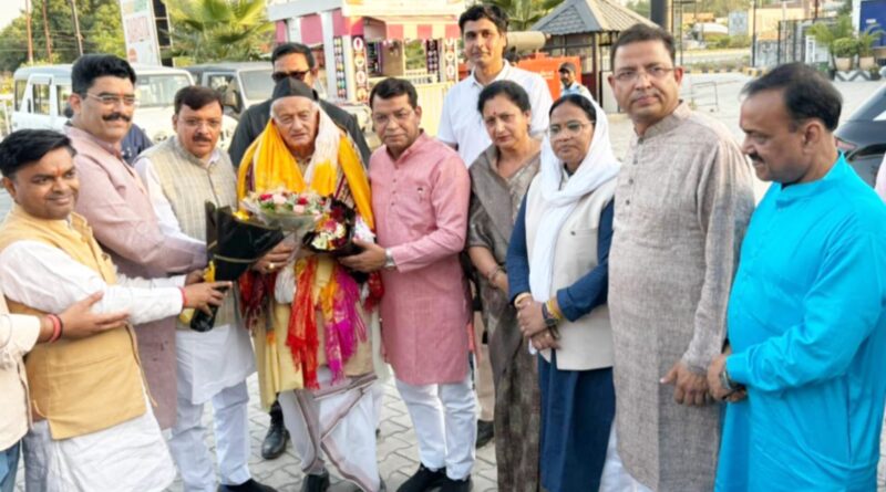 राष्ट्रपति द्वारा पद्मभूषण से सम्मानित होने के बाद रुद्रपुर पहुंचे पूर्व मुख्यमंत्री पूर्व राज्यपाल भगत सिंह कोश्यारी भाजपा कार्यकताओं ने किया जोरदार स्वागत