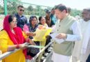 मुख्यमंत्री ने लोहियाहेड हेलीपैड पर जनता व जनप्रतिनिधियों से मुलाकात कर सुनी जनसमस्याएं।किसानों को खाद उपलब्ध कराने के दिए निर्देश