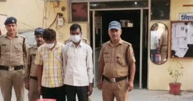 ऊधमसिंहनगर में नकली नोटों का जखीरा बरामद,दो गिरफ्तार।गदरपुर पुलिस को चैकिंग अभियान के दौरान मिली सफलता।500-500 के नोटों की 244 गड्डियां,4.54 करोड़ रुपए।नकली नोटों की गड्डियों के ऊपर लगे थे असली नोट