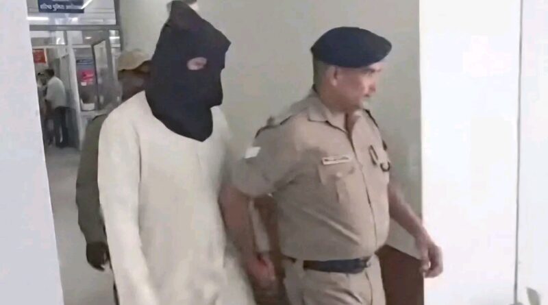 काली पोटली’ वाला ठग बाबा गिरफ्तार, 15 तोला सोना-5 लाख बरामद