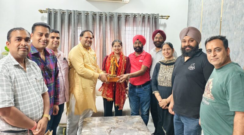 महापौर ने पीसीएस टॉपर जसमीत कौर को किया सम्मानित।प्रदेश में पहला स्थान हासिल कर जसमीत ने बढ़ाया शहर और जिले का गौरवः विकास शर्मा