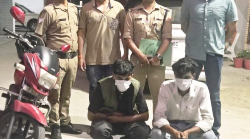 10 लाख रुपये की अवैध चरस के साथ 02 नशा तस्कर गिरफ्तार।ऑपरेशन प्रहार के तहत एएनटीएफ एवं पन्तनगर पुलिस की संयुक्त कार्रवाई, से मिली सफलता।01 किलो 150 ग्राम अवैध चरस, 02 मोबाइल फोन एवं तस्करी में प्रयुक्त मोटरसाइकिल बरामद।